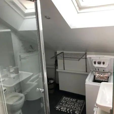 Apartment : 16 *